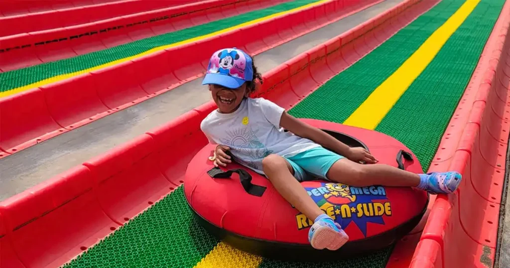 Experience Tres Toboggans
It's a 25-foot-tall Mega Slide!
